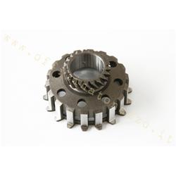 Pinion 21 meshes with primary Z Z67 - Z68 for clutch springs 8 Vespa - What