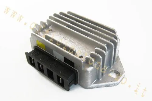 Regolatore CIF 7140-E a 3 terminali per impianti Vespa 12 V in corrente alternata. Specifica 20 A, riferimento Piaggio 1616395.