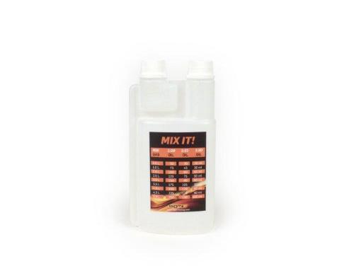 Bottiglia BGM PRO da 500 ml in HD-PE con camera dosatrice graduata ogni 5 ml fino a 25 ml e due tappi a vite, adatta al dosaggio dell'olio.