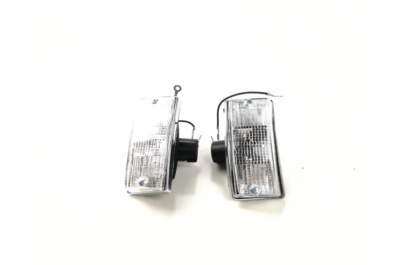 Kit indicatori di direzione anteriori  con vetro bianco e cornice cromata per Vespa PX - PE - T5