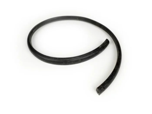 Guarnizione cofano sinistro BGM ORIGINAL 51702 per Vespa PX e T5: gomma nera, fori predisposti per contatto freccia e rivetto, GTIN 4251389130215.