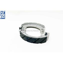 Coppia di ganasce scanalate per Vespa PX e PK compatibili; posteriori su Sprint, GL, GT, GTR, TS, Rally e GS 160. Confrontare forma e misure.