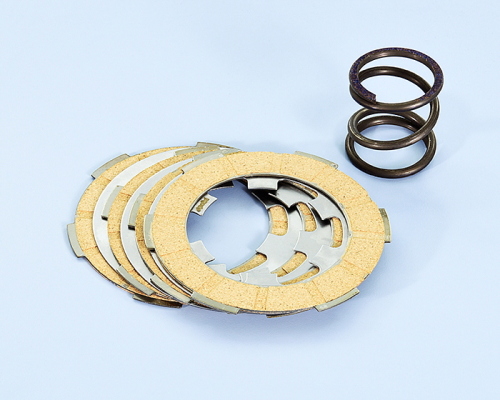 Quattro dischi frizione Polini 230.0013 in sughero per Vespa 50/125 Smallframe e Ape 50 compatibili. Pre-ammollo in olio prima del montaggio.