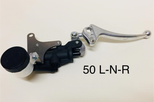 Pompa freno Crimaz DF1006-0LNR da 11 mm per Vespa 50 N/L/R a faro tondo. Kit P&P con piastra e leva per impianti a disco compatibili.