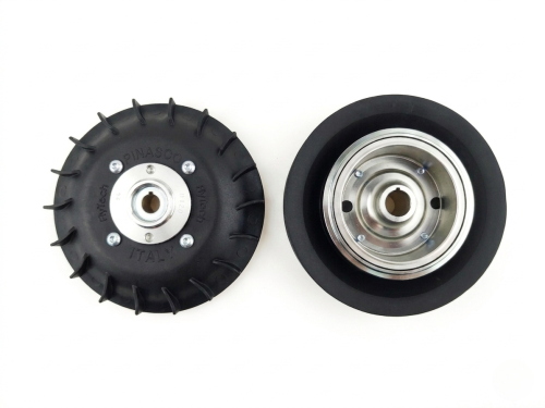 Volano Pinasco Flytech 25066837, cono 20 mm e massa 0,9 kg, per Vespa PK 50/125, PK XL, ETS e Ape con accensione Flytech compatibile. Verificare cono e statore; non è un kit completo.