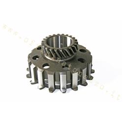 Pinion Z 22 meshes with primary Z67 - Z68 for Vespa 8 spring clutch