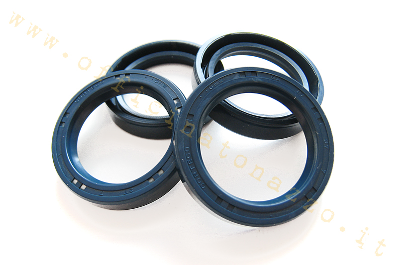 Flat rear wheel jaw oil seal (27x37x7) for Vespa 50 - Primavera - ET3 - PK - Sprint - VNB - VBB - GL - GT