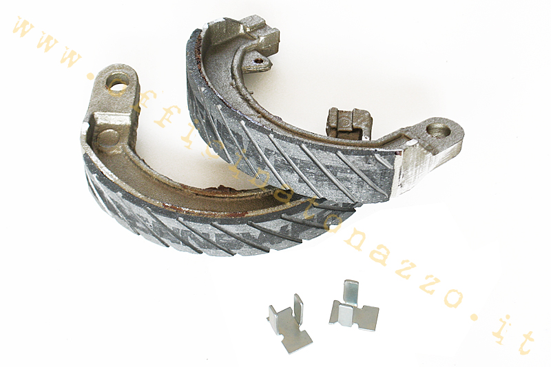 Newfren front brake shoes with grooves for Vespa GT - GTR - TS - GL - Sprint - Sprint Veloce - GS150 VS1T> 5T - GS160 - 180SS - 180/200 Rally