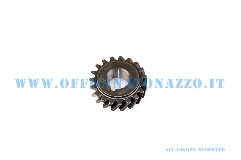 Pinion 16 meshes with primary DRT Z Z15 / 69 (ratio 4.31) helical Vespa PK 50