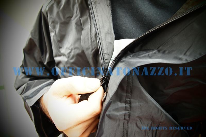 - Traje impermeable, chaqueta y pantalón, color negro (unisex)