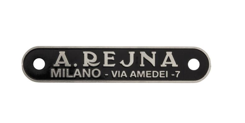 Placa de identificación "A.REJNA" de una silla negra