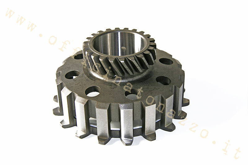 Pinion Z 22 meshes with primary Z67 - Z68 for Vespa 8 spring clutch