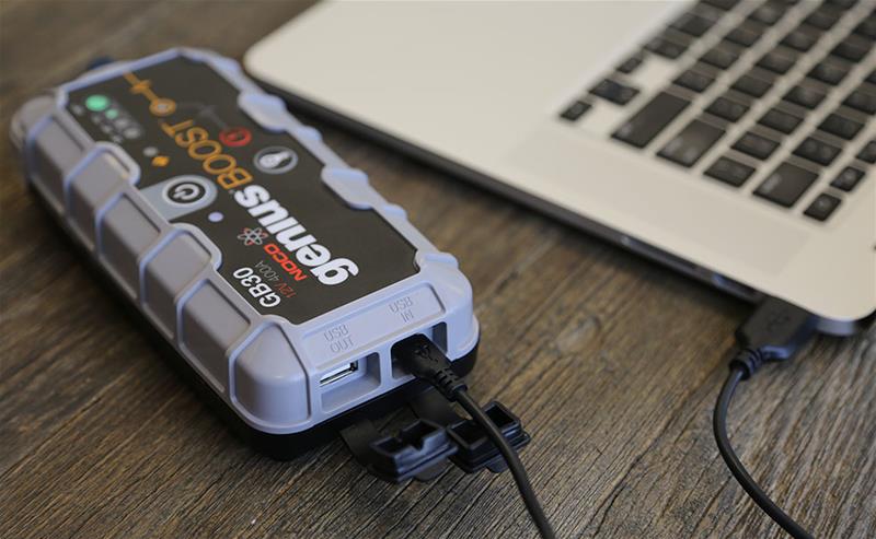 Tragbarer Notstarter zur Mod-Batterie. Noco Genius Boost GB30 für Vespa, Autos, Motorräder: 12V - 400A (mit LED-Leuchten und USB / Micro-USB)