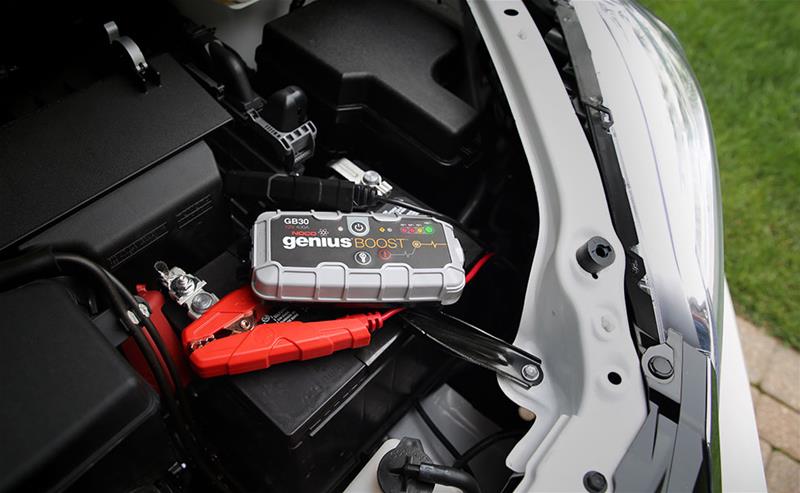 C10003000 - Arrancador de batería de emergencia portátil mod. Noco Genius Boost GB30 para Vespa, automóvil, motocicleta: 12V - 400A (con luces LED y USB / micro USB)