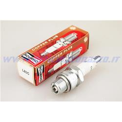 Spark plug CHAMPION L82C short thread for Vespa (degree of temperature equivalent to NGK B7HS - Bosch W5AC)