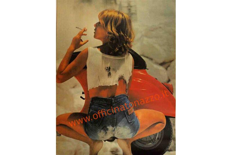 Das Vespa 50 Special Jeans Poster misst 48 x 67 cm