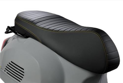 Sedile PIAGGIO per Vespa GTS/GTS Super 125-300ccm ('14-), bla.. ..ck, cucito, con guardolo giallo