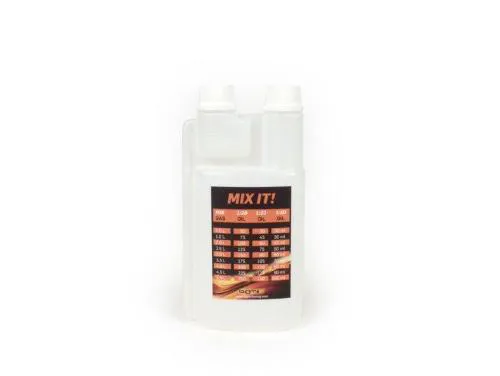 Bottiglia BGM PRO da 500 ml in HD-PE con camera dosatrice graduata ogni 5 ml fino a 25 ml e due tappi a vite, adatta al dosaggio dell'olio.