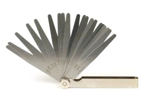 Spessimetro universale BGM 1800013 con 20 lame metalliche, campo 0,05–1,00 mm e scala 0.002–0.040 pollici, per controlli meccanici.