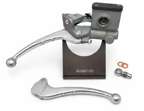Kit pompa freno VMC 005219 per conversioni a disco Vespa: pistone 12,5 mm, leva frizione coordinata, raccordo corto e minuteria inclusa.