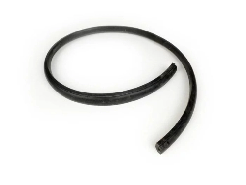 Guarnizione cofano sinistro BGM ORIGINAL 51702 per Vespa PX e T5: gomma nera, fori predisposti per contatto freccia e rivetto, GTIN 4251389130215.