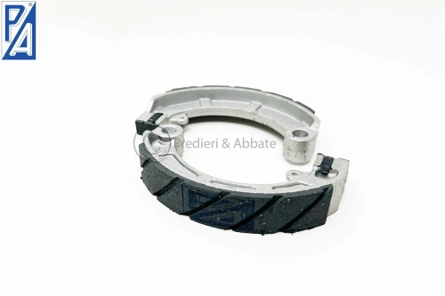 Coppia di ganasce freno scanalate compatibili con tamburi Vespa PX e PK selezionati; impiego posteriore sulle Largeframe classiche indicate.
