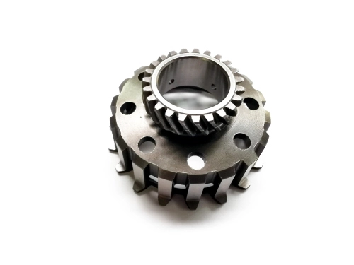 Pignone Pinasco 25270953 Z24 a denti elicoidali per frizioni Vespa Largeframe a 8 o 12 molle. Verificare corona e configurazione primaria.
