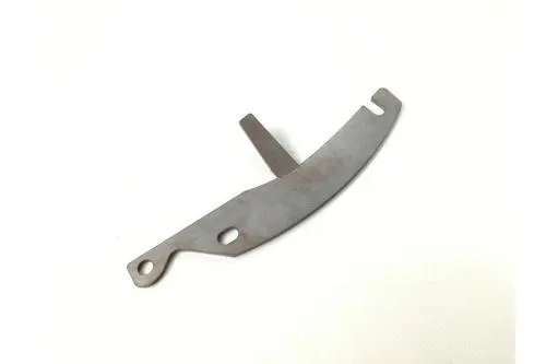 Attrezzo di bloccaggio per volani Vespa con ventola metallica compatibile. Si fissa ai fori del copriventola durante smontaggio e serraggio.