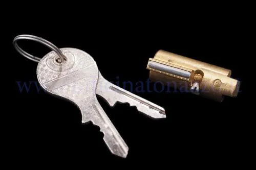 Serratura bloccasterzo corta 120328, lunga 31,5 mm e con guida da 4 mm, per Vespa classiche e Ciao SC, Bravo e Boxer compatibili.
