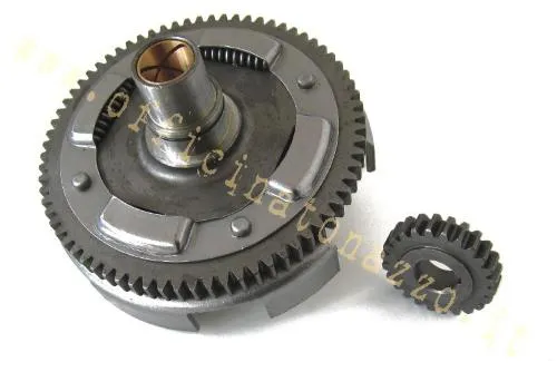 Primaria CIF 5983 Z24/72 a denti dritti con parastrappi per Vespa smallframe compatibili. Rapporto 3,00, pignone e campana abbinati.