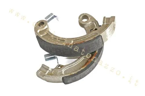 Ganasce posteriori Newfren GF0130 da 135x20 mm per Vespa 50 N, L e R con tamburo piccolo e ruota da 9 pollici. GTIN 8025832044192.