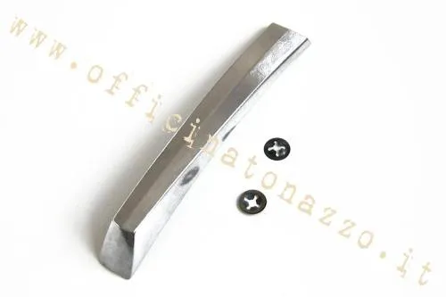 Cresta anteriore in alluminio per parafango Vespa 50 Special, TS e Rally compatibili, con fissaggio a mollette. Verificare sagoma e interasse.