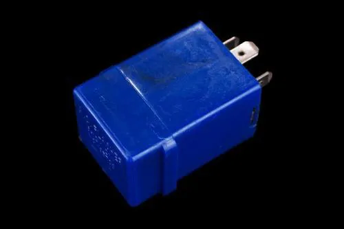 Relè intermittenza frecce CIF 7144 per Vespa PX, PE e PK compatibili. Verificare tensione, carico e terminali dell'impianto prima del montaggio.