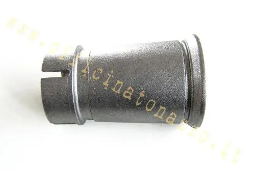 Bocchettone in alluminio per raccordare il carburatore Dell'Orto SHB 19/19 su Vespa 125 Primavera ed ET3 compatibili.