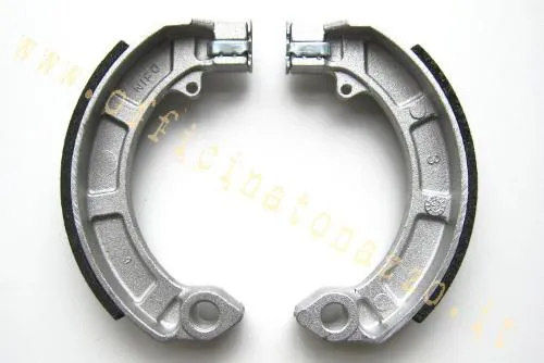 Coppia ganasce freno RMS 225120570 da 150x24 mm per Vespa PX e PK compatibili; riferimento comparativo Piaggio 647377.