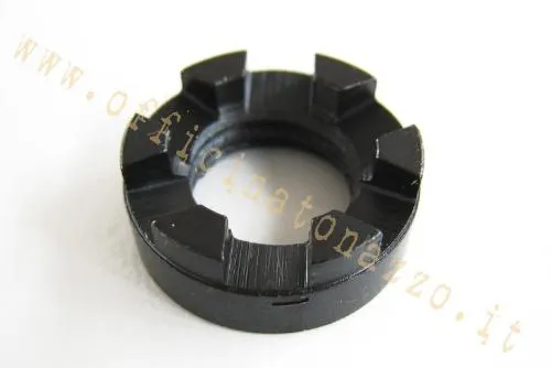 Dado a castello RMS 121850390 M12x1,5 per frizioni Vespa Largeframe e Wideframe compatibili. Richiede chiave e gabbietta di sicurezza.