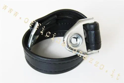 Cinghia centrale nera 420×30 mm con terminale a punta per sella Vespa 125 ET3. Verificare forma degli attacchi e interasse prima del montaggio.