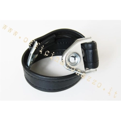 Cinghia centrale nera 420×30 mm con terminale a punta per sella Vespa 125 ET3. Verificare forma degli attacchi e interasse prima del montaggio.