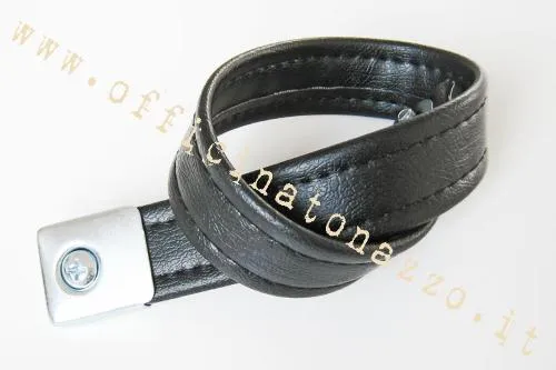 Cinghia centrale sella SPAAM nera, lunghezza 475 mm e interasse fori 455 mm, per Vespa PX Arcobaleno con sella compatibile.