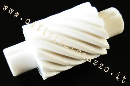 Ingranaggio bianco TR2430 per contachilometri Vespa PX e PE prima serie: 12 denti e diametro 13,2 mm. Distinto dal rinvio grigio Arcobaleno.