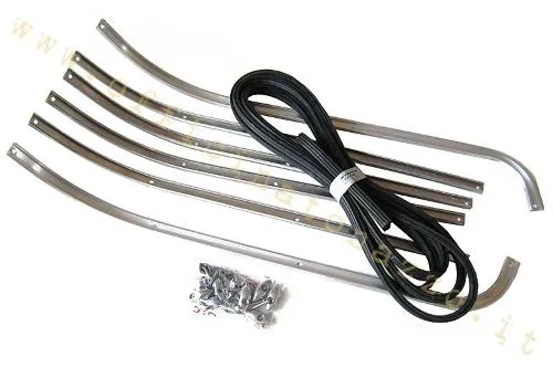 Kit strisce pedana per Vespa 150 GL con 6 guide in lega, gommini, puntali metallici e ribattini. Ricambio da sagomare e adattare in montaggio.