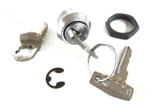 Serratura a chiave per sportello motore Vespa 50, 90, Primavera ed ET3. Verificare foro, sistema antirotazione e levetta con il ricambio rimosso.