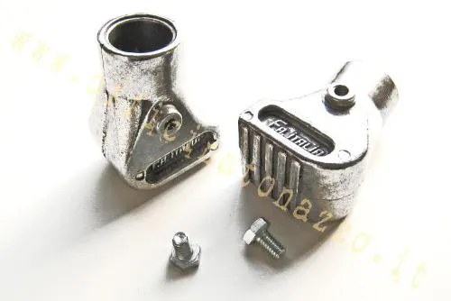 Coppia di scarpette F.A.ITALIA in alluminio lucidato per cavalletto Vespa da 20 mm. Per Vespa 50, Primavera, ET3, Super e Sprint.