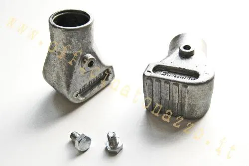 Scarpette in alluminio sabbiato con foro da 22 mm per cavalletti centrali Vespa PX, PE e PK compatibili. Verificare il diametro prima del montaggio.