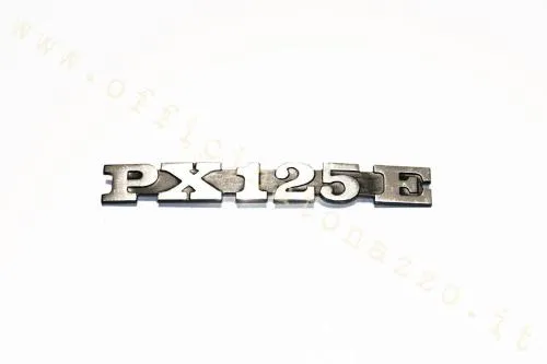 Targhetta laterale con scritta PX 125 E per cofano Vespa PX125E. Confrontare pioli, interasse, carattere e finitura con il fregio da sostituire.