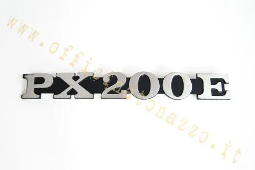 Targhetta cofano CIF 5769-A “PX 200 E” in alluminio, due perni con interasse 105 mm. Equivalente aftermarket al riferimento Piaggio 195641.