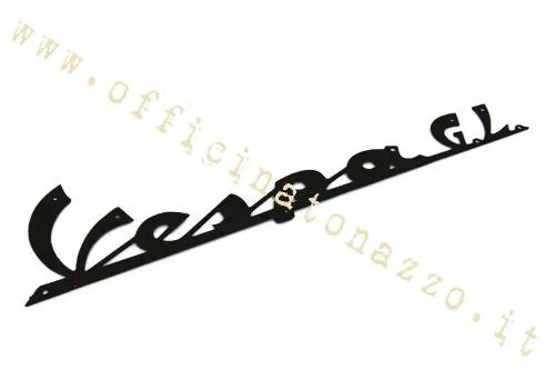 Scritta anteriore nera Vespa G.L. per scudo Vespa 150 GL VLA1T, con fissaggio a rivetti. Verificare sagoma e disposizione dei fori originali.