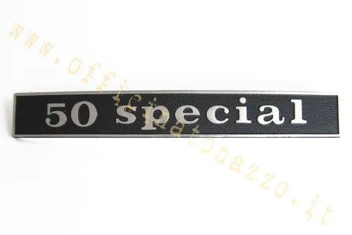Targhetta posteriore CIF 5756 per Vespa 50 Special compatibile: alluminio nero, misura 132x17 mm, due perni e interasse 110 mm.
