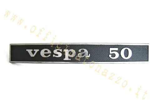 Targhetta posteriore CIF 5754 per Vespa 50 R V5A1T dal telaio 828604. Misura 132 x 17 mm, due pioli e interasse di 110 mm.