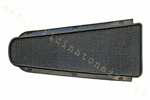 Tappetino centrale nero in gomma per il tunnel pedana Vespa 125 Primavera ed ET3, predisposto per il fissaggio con listelli dedicati.